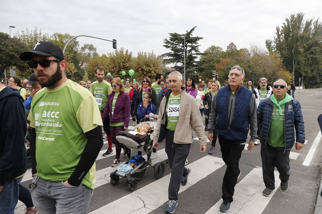 Participantes de la marcha contra el cáncer. 