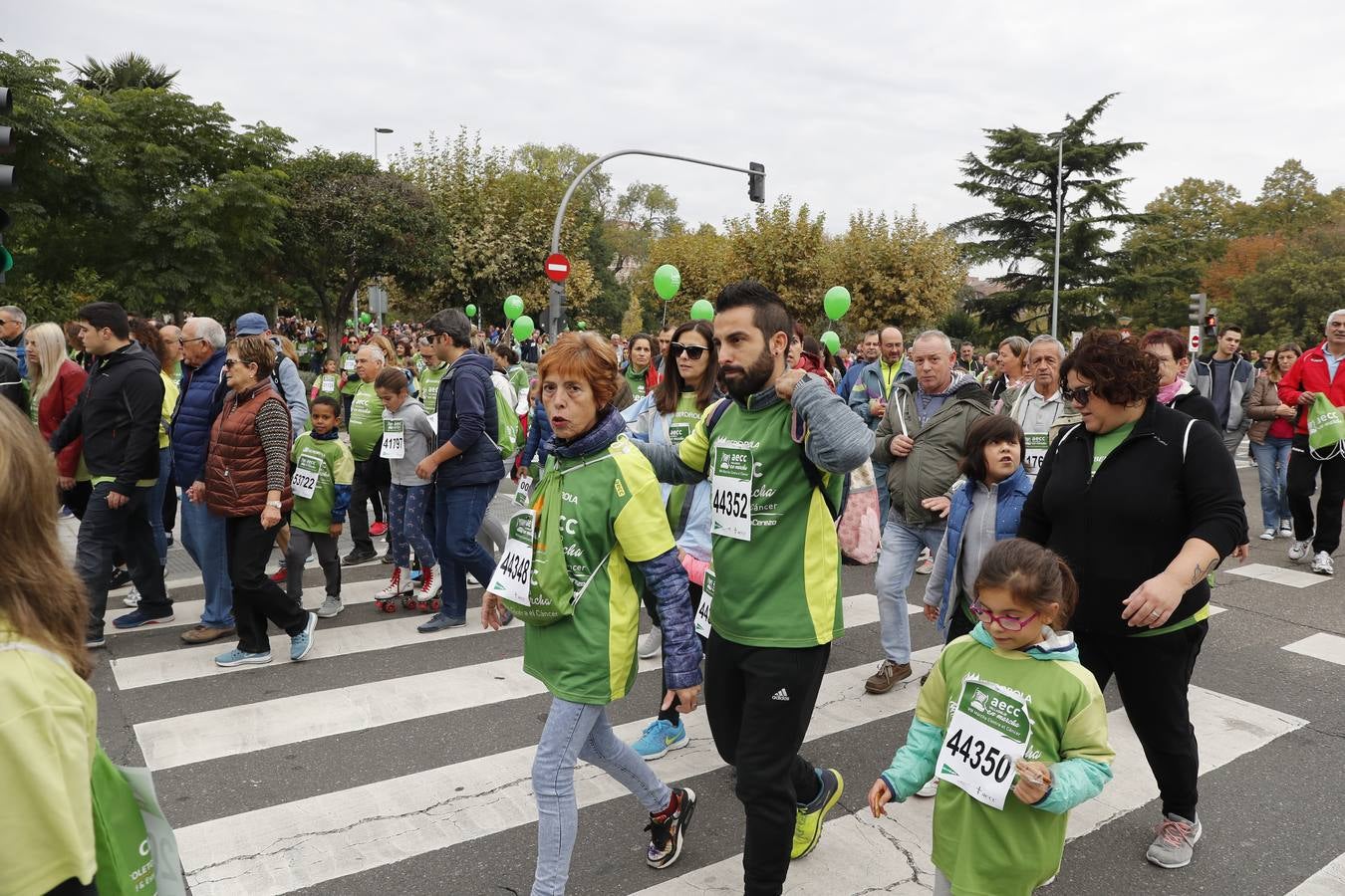 Participantes de la marcha contra el cáncer. 