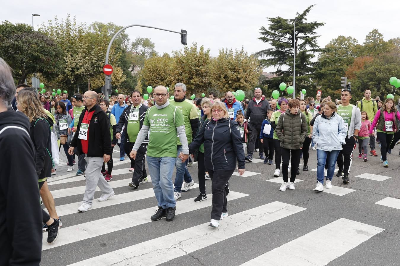 Participantes de la marcha contra el cáncer. 