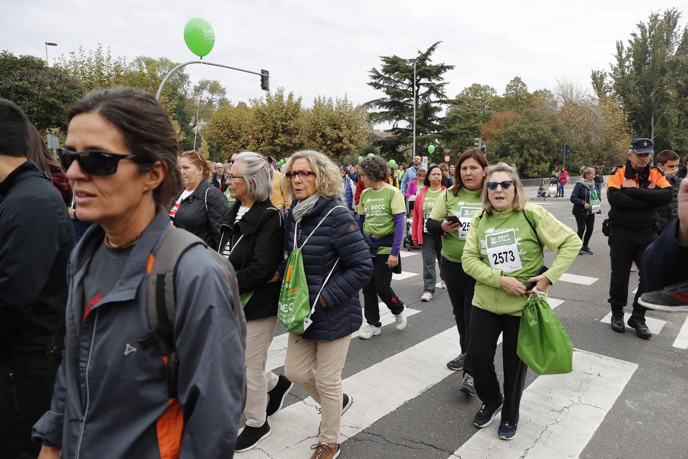 Participantes de la marcha contra el cáncer. 