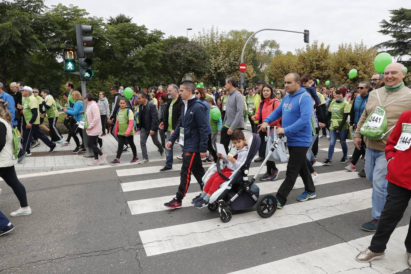 Participantes de la marcha contra el cáncer. 