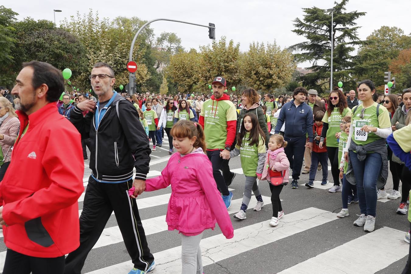 Participantes de la marcha contra el cáncer. 