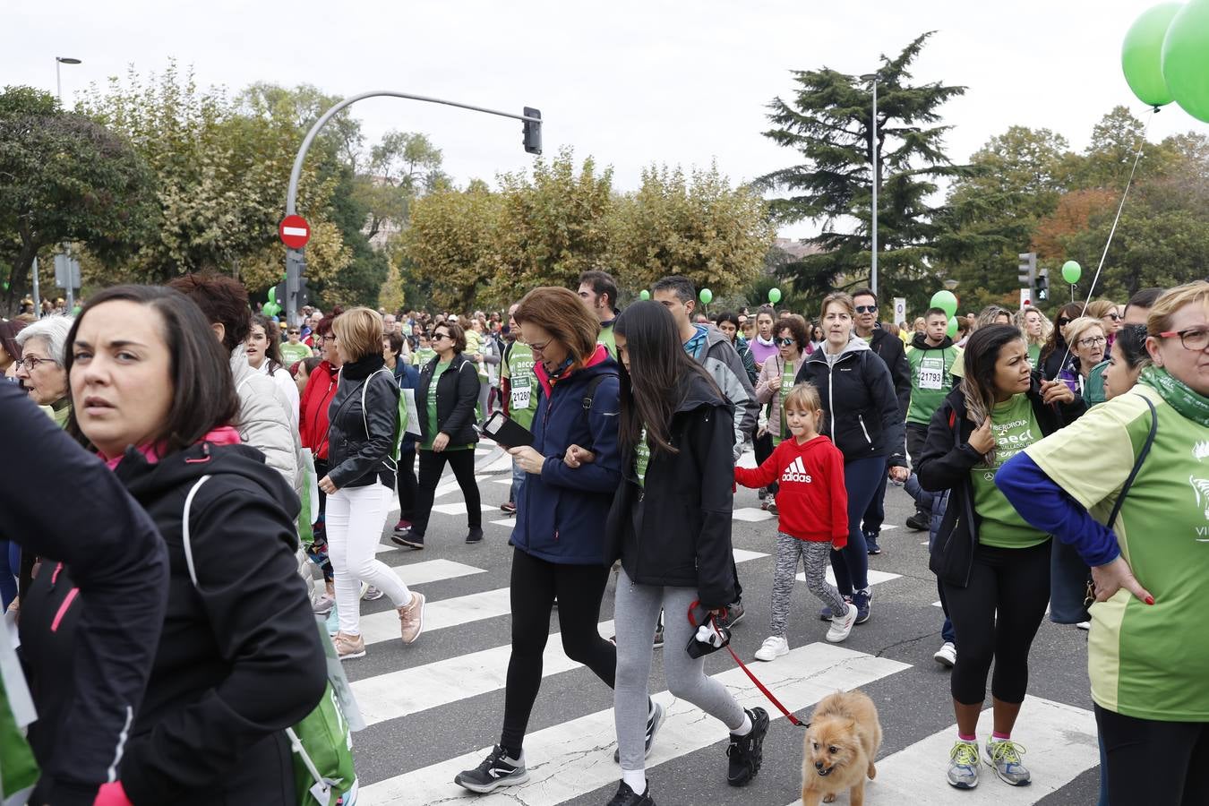 Participantes de la marcha contra el cáncer. 