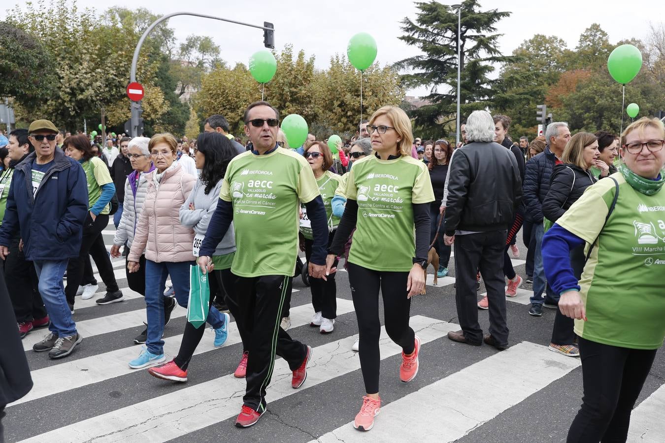 Participantes de la marcha contra el cáncer. 