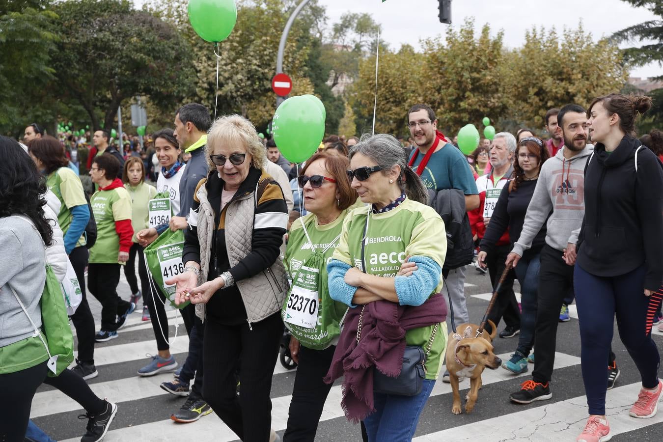 Participantes de la marcha contra el cáncer. 