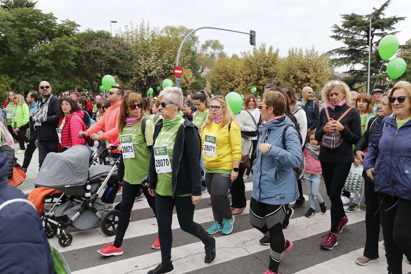 Participantes de la marcha contra el cáncer. 