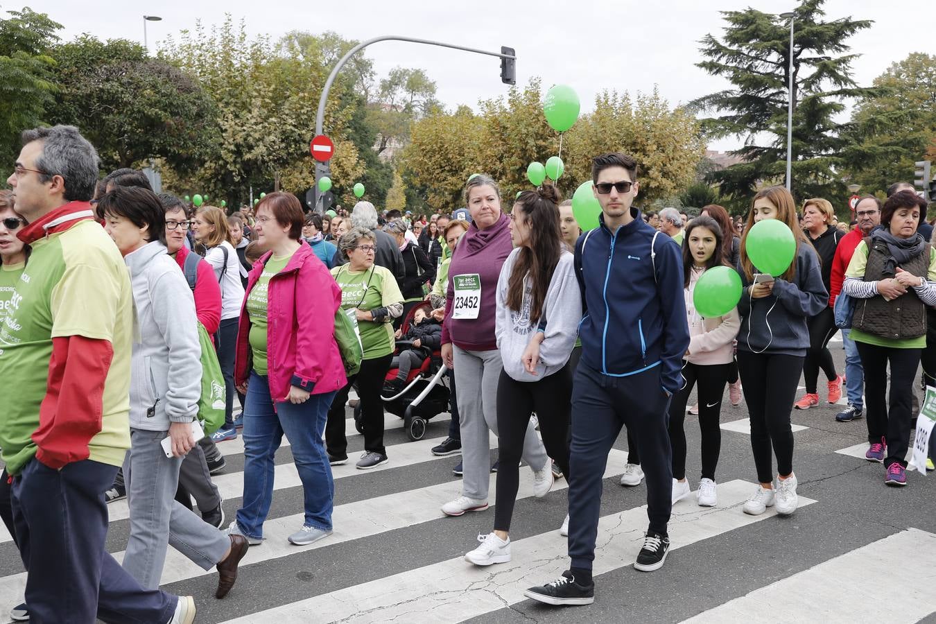 Participantes de la marcha contra el cáncer. 