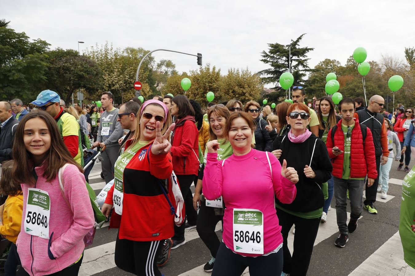 Participantes de la marcha contra el cáncer. 