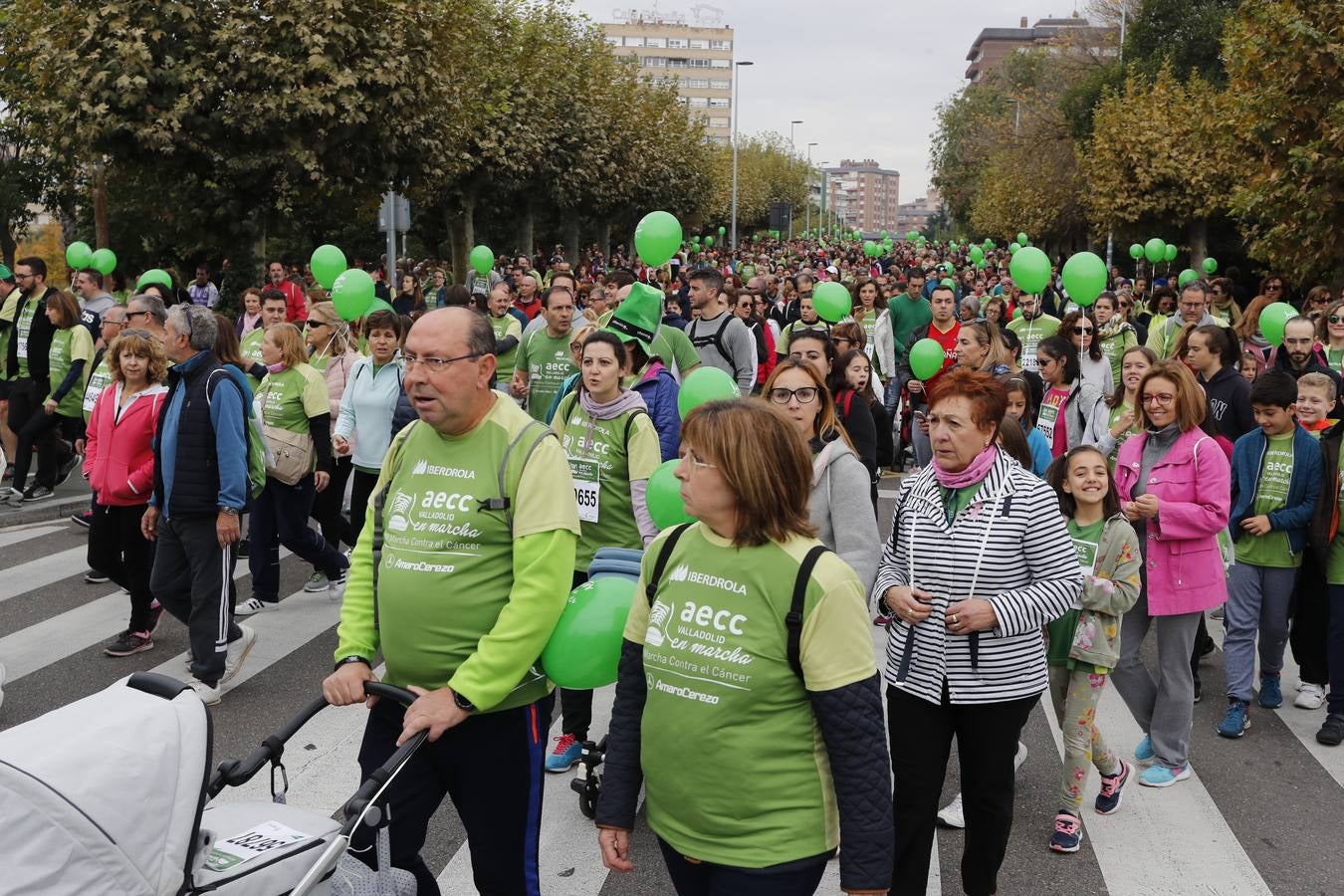 Participantes de la marcha contra el cáncer. 