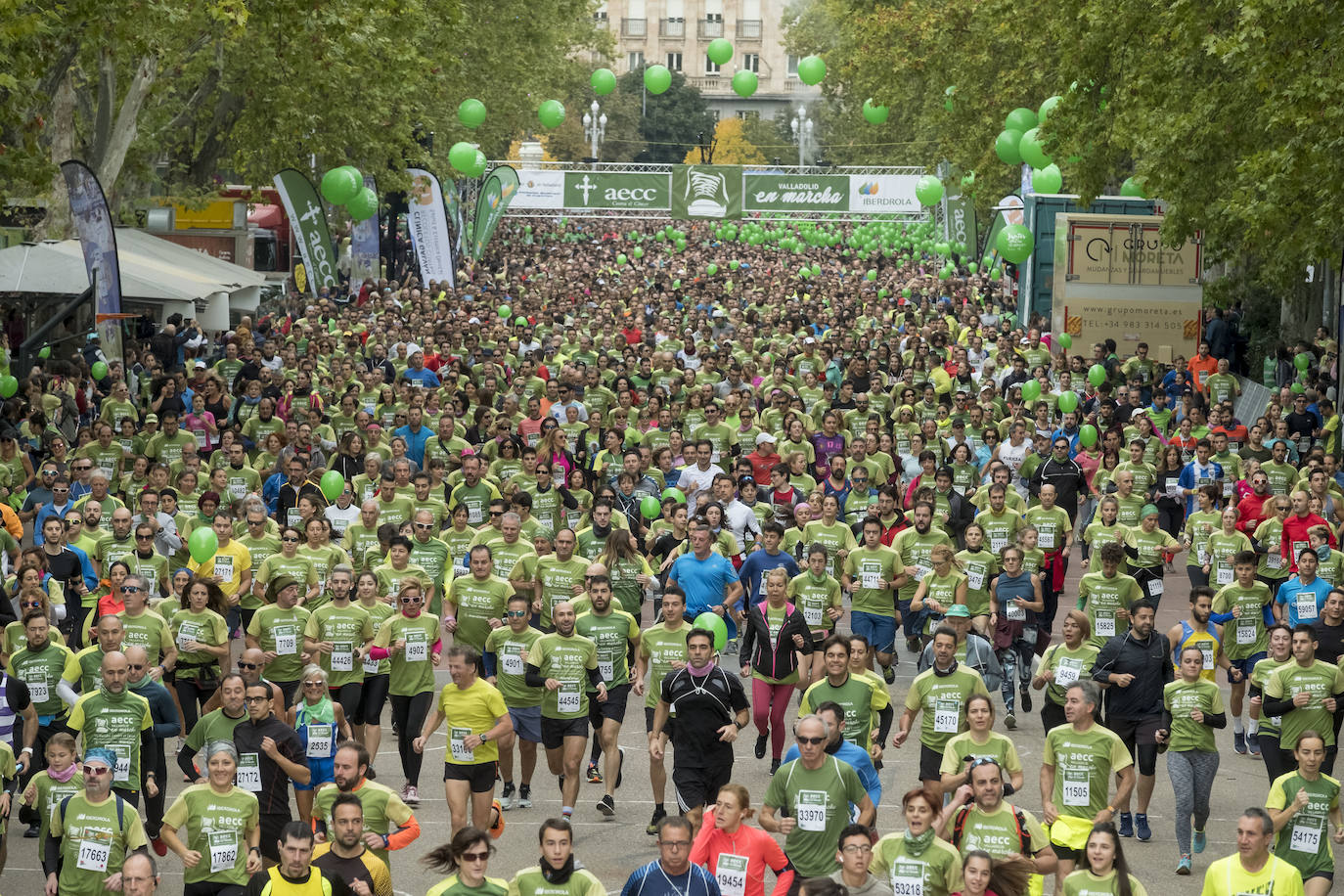 Participantes de la marcha contra el cáncer. 