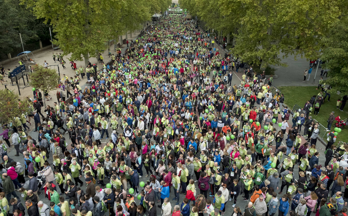 Participantes de la marcha contra el cáncer. 