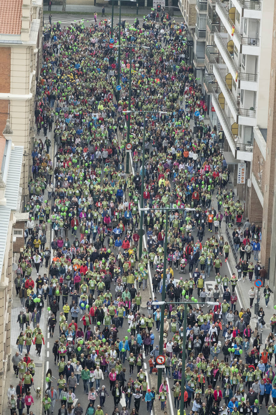 Participantes de la marcha contra el cáncer. 