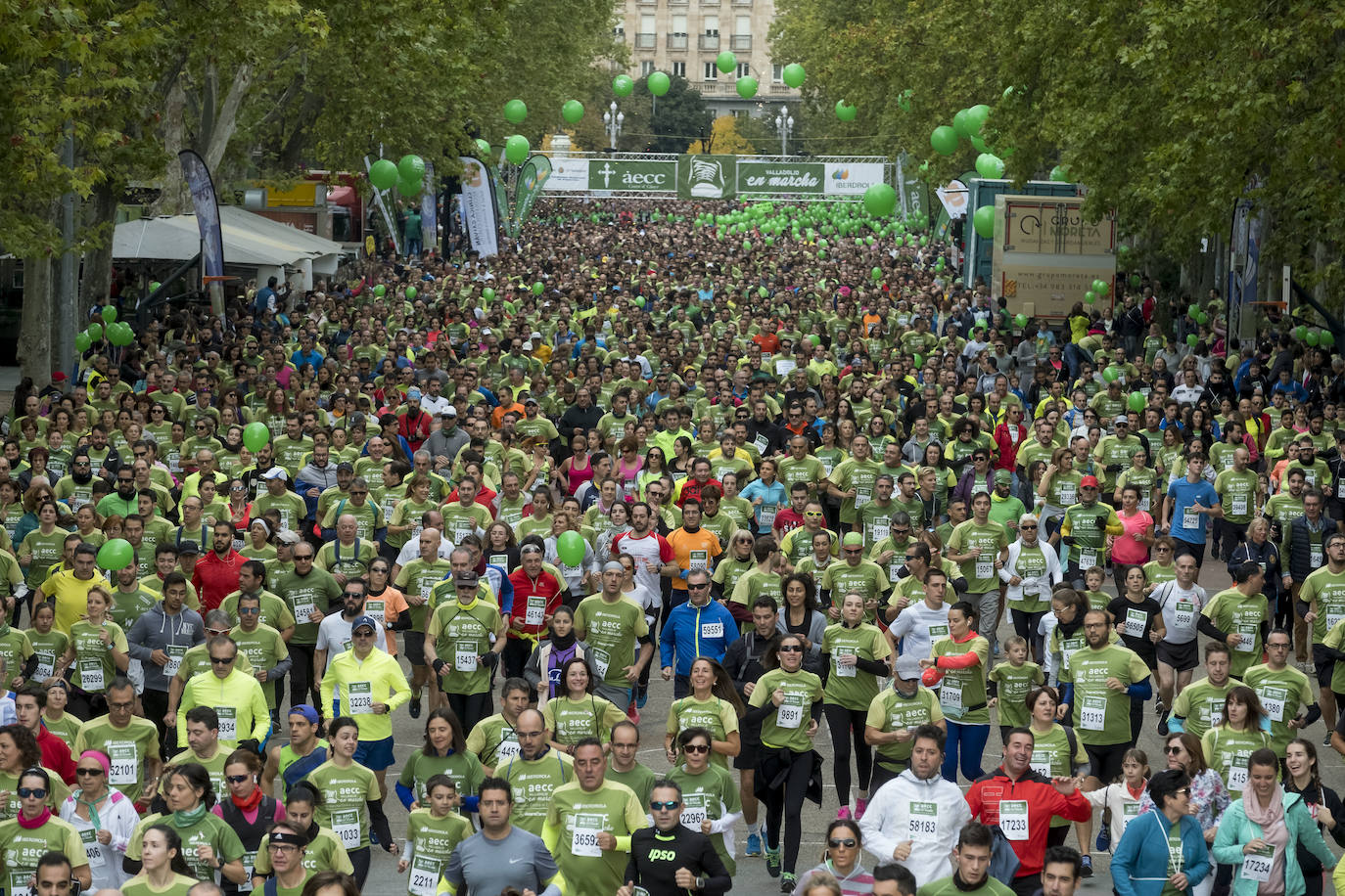 Participantes de la marcha contra el cáncer. 