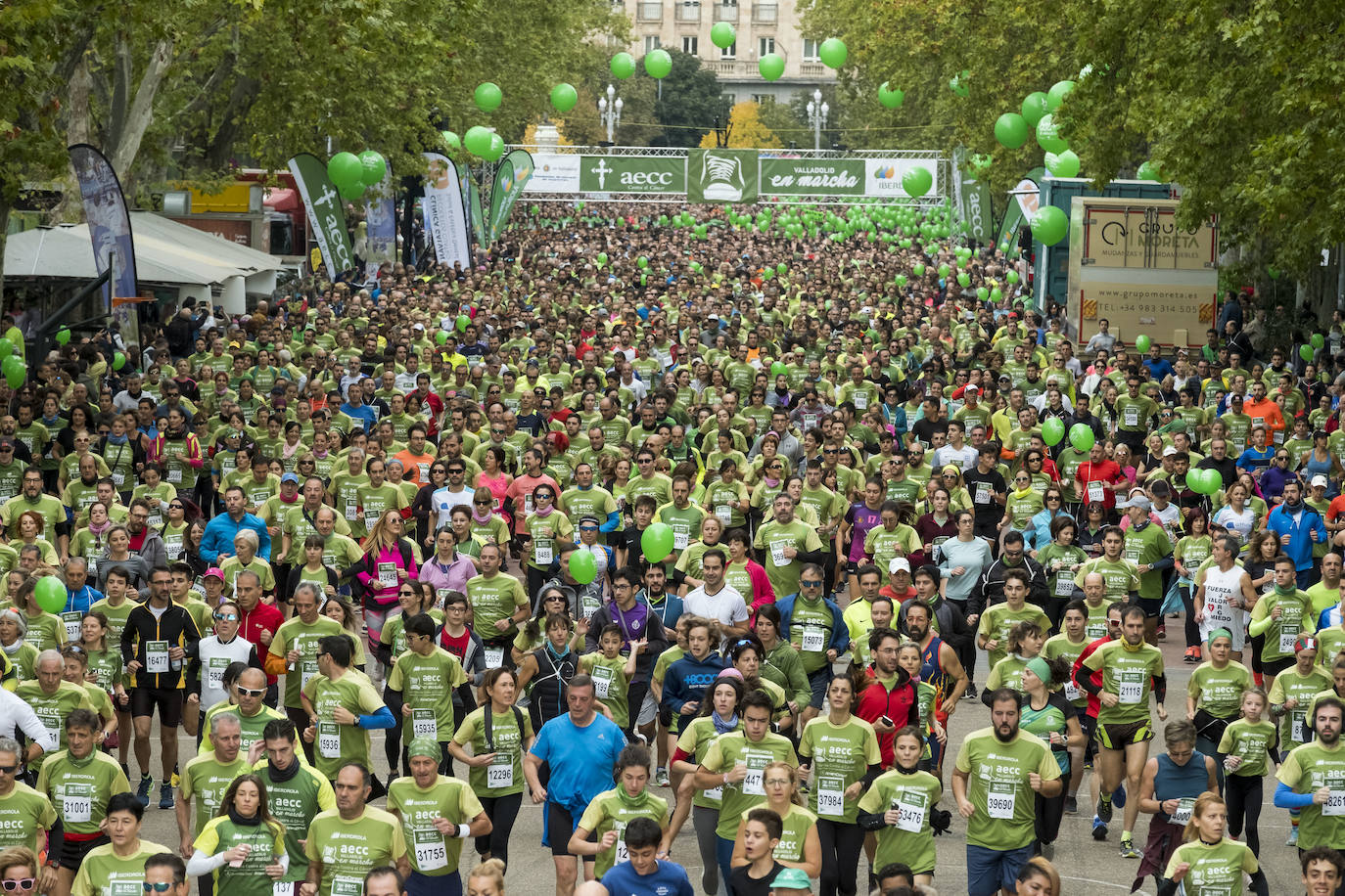 Participantes de la marcha contra el cáncer. 