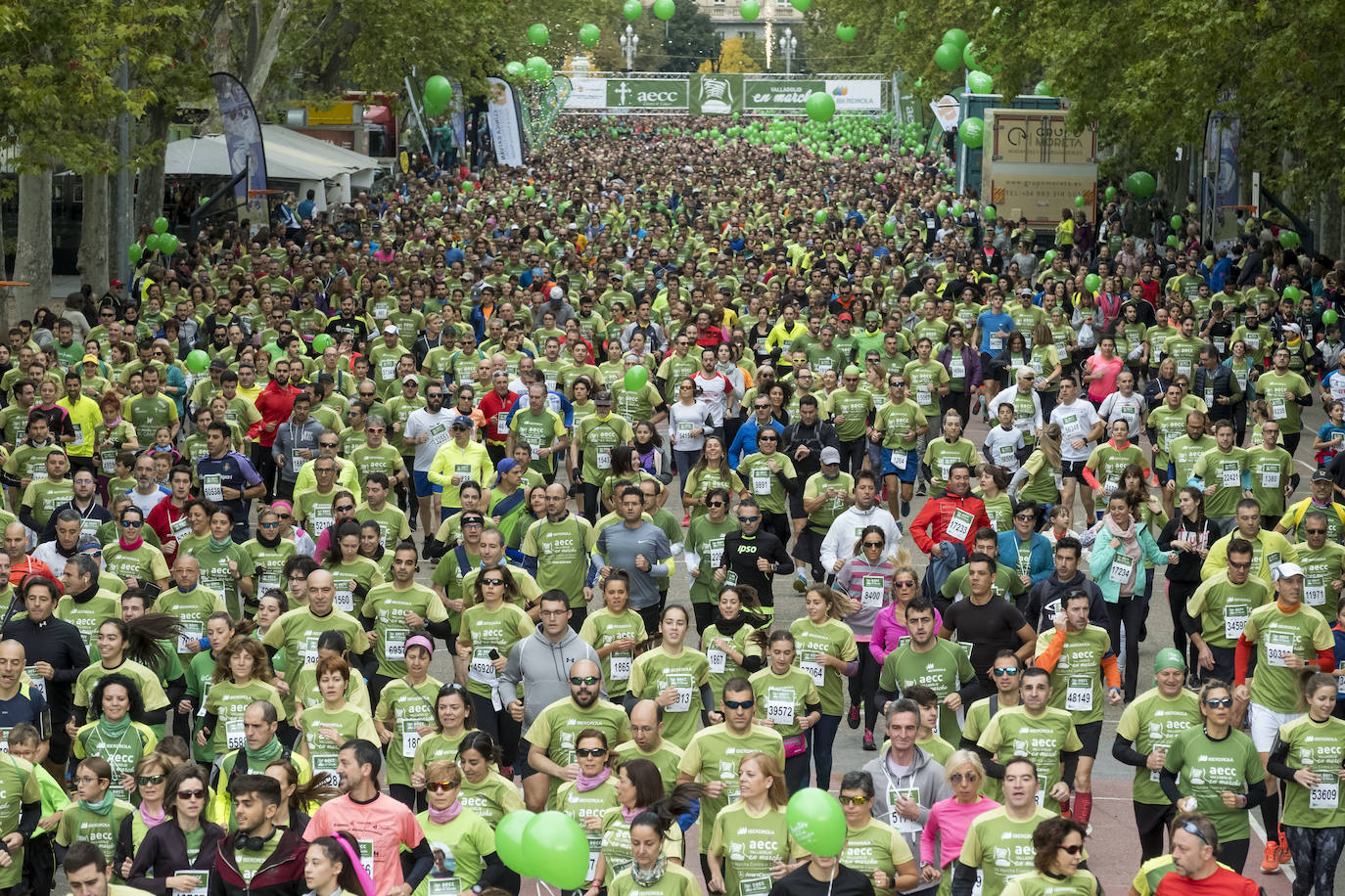 Participantes de la marcha contra el cáncer. 