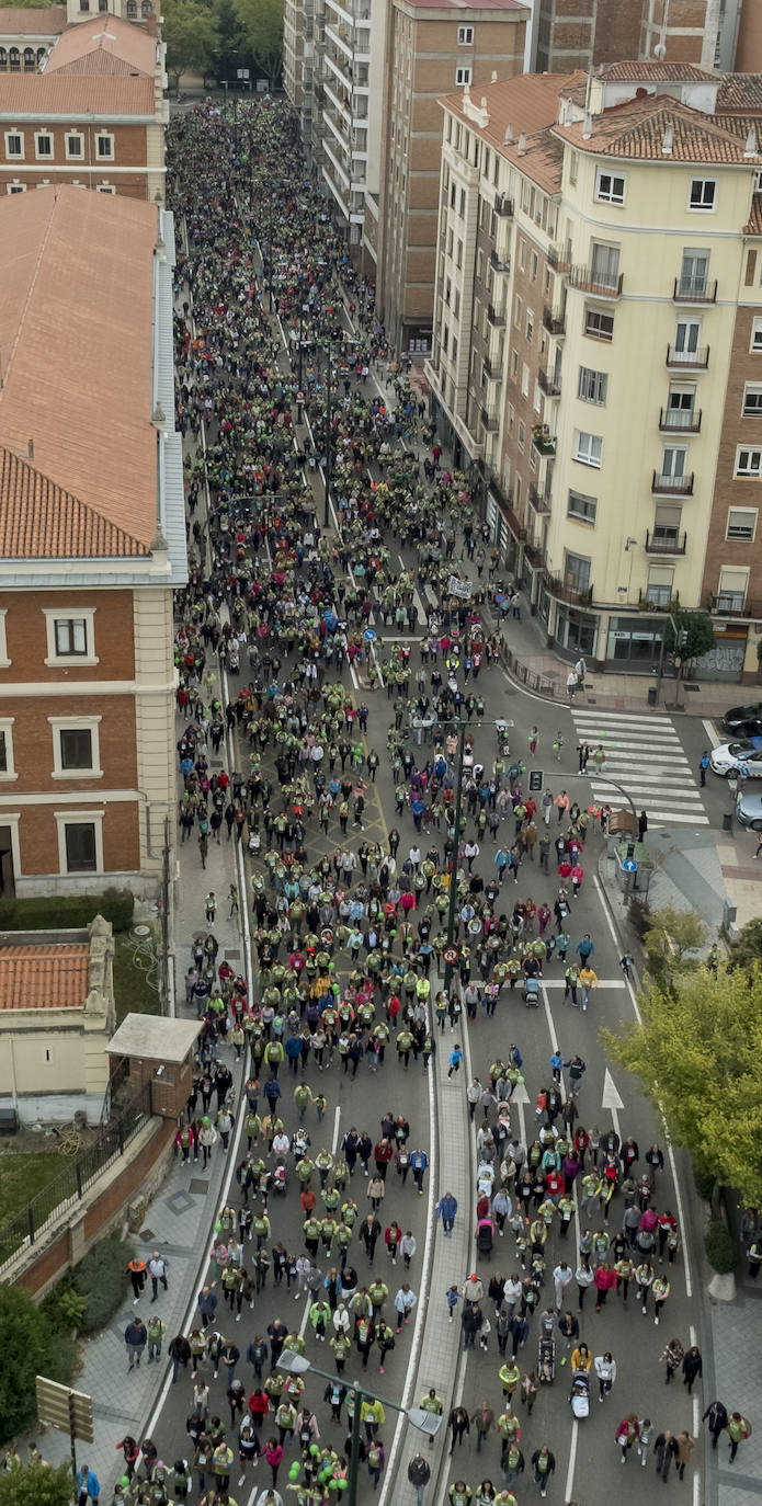 Participantes de la marcha contra el cáncer. 