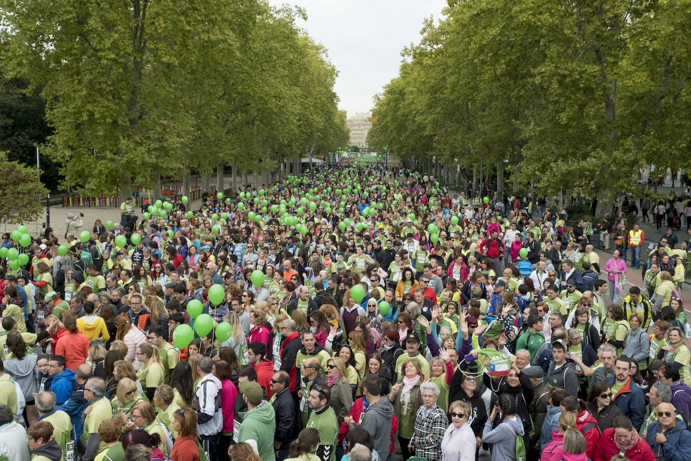 Participantes de la marcha contra el cáncer. 