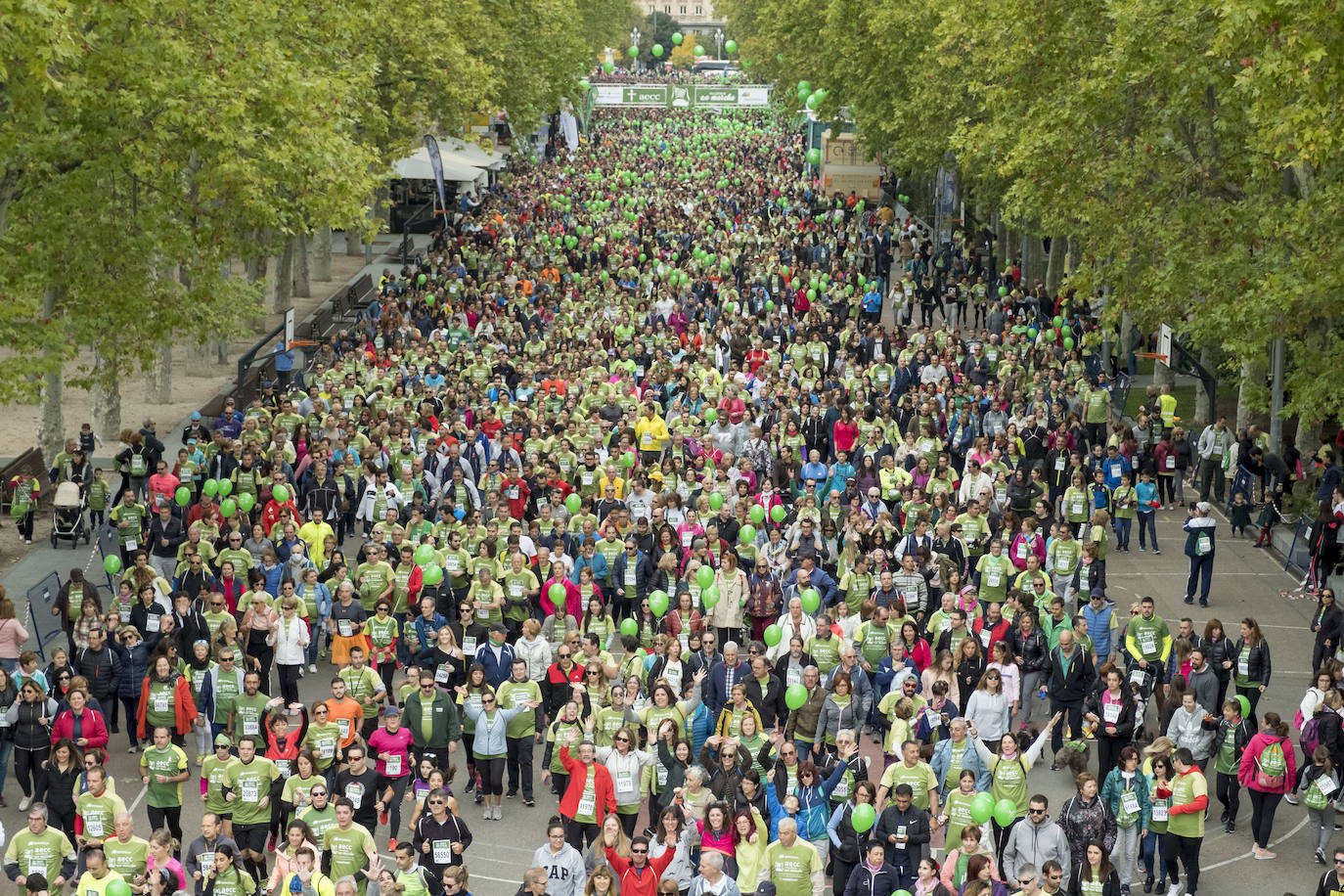 Participantes de la marcha contra el cáncer. 