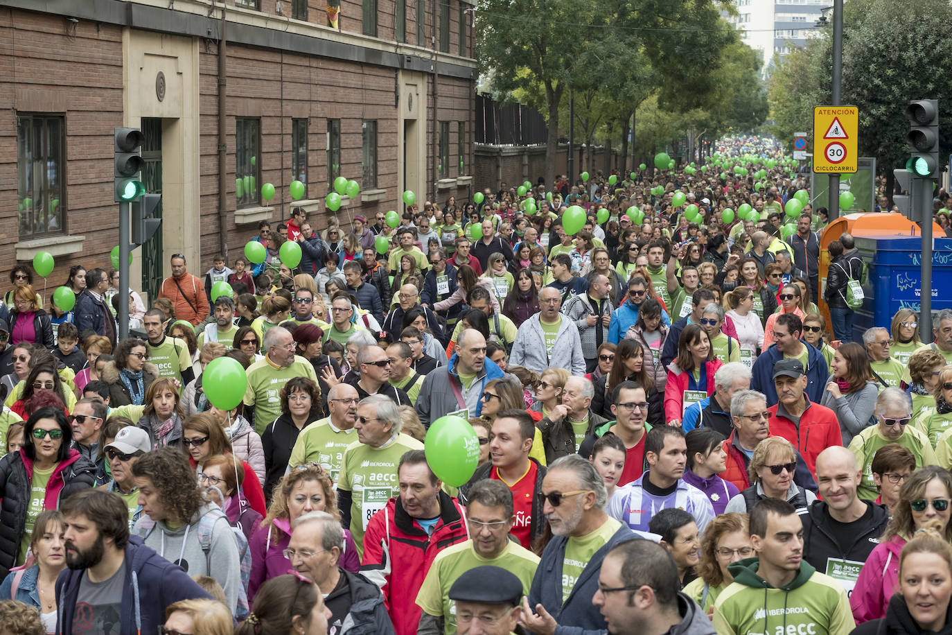 Participantes de la marcha contra el cáncer. 