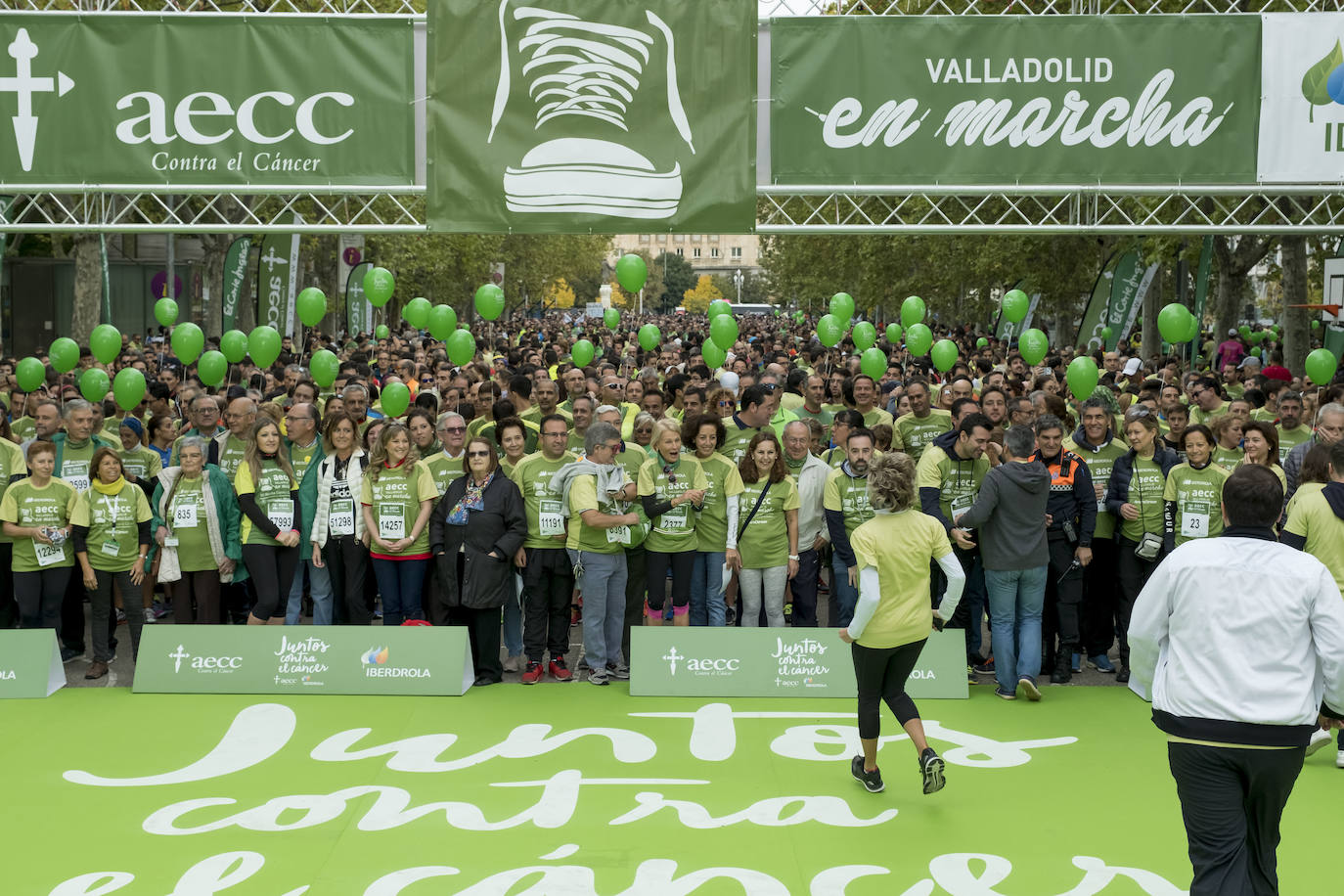 Participantes de la marcha contra el cáncer. 