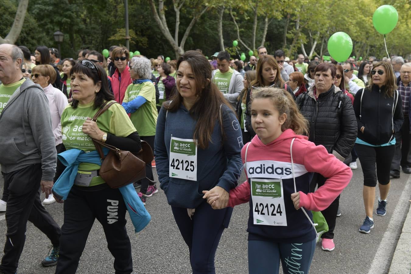 Participantes de la marcha contra el cáncer. 