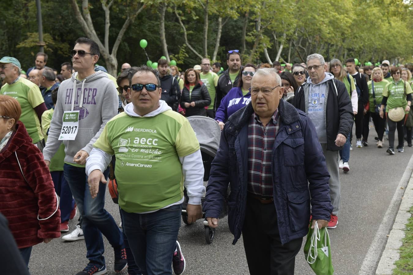 Participantes de la marcha contra el cáncer. 