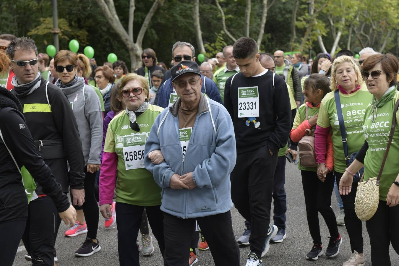 Participantes de la marcha contra el cáncer. 