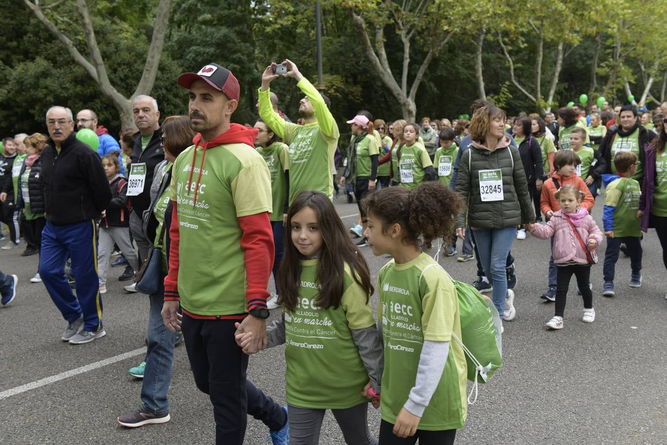 Participantes de la marcha contra el cáncer. 