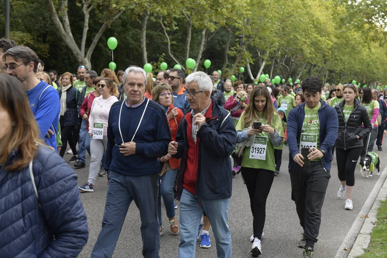 Participantes de la marcha contra el cáncer. 