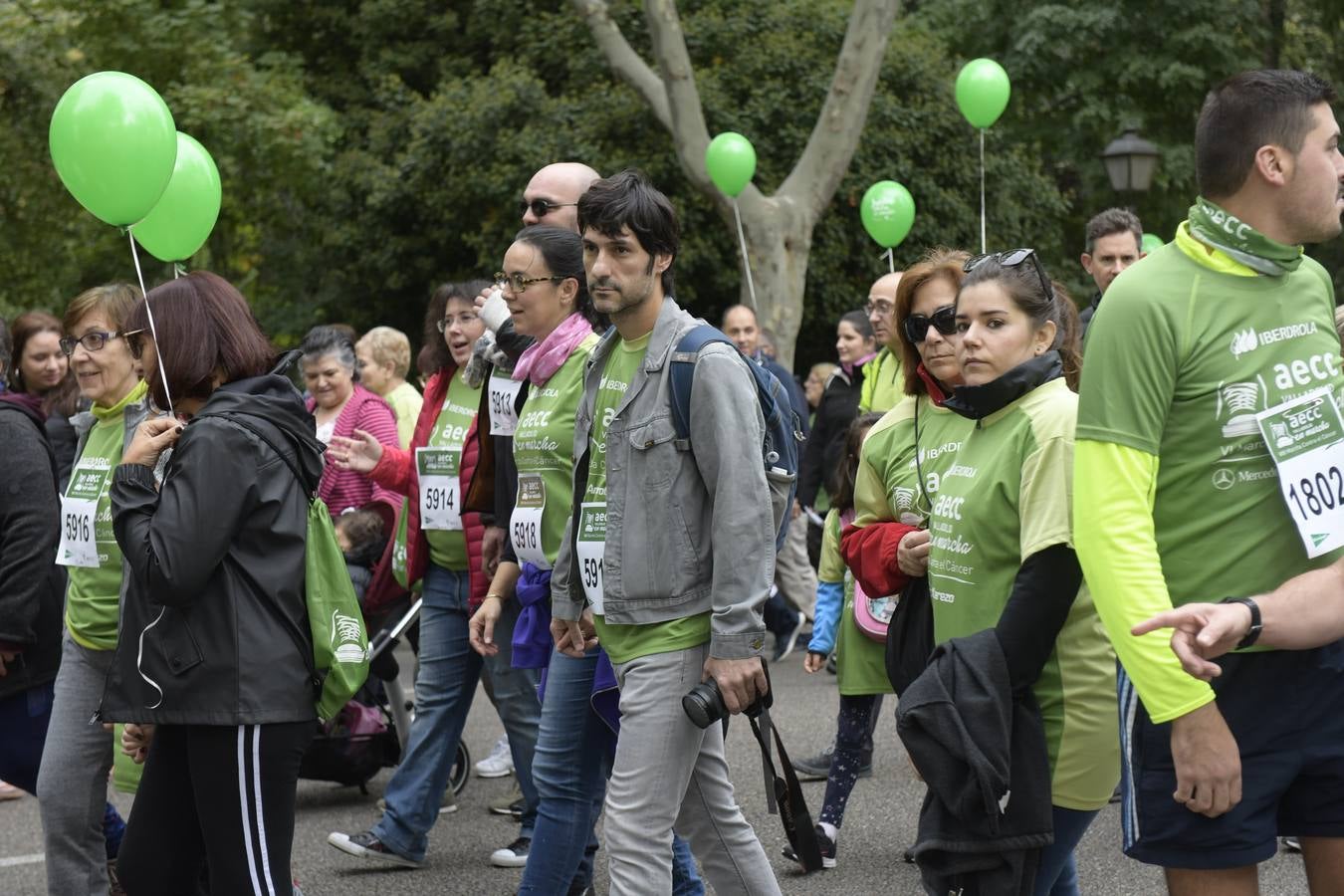 Participantes de la marcha contra el cáncer. 