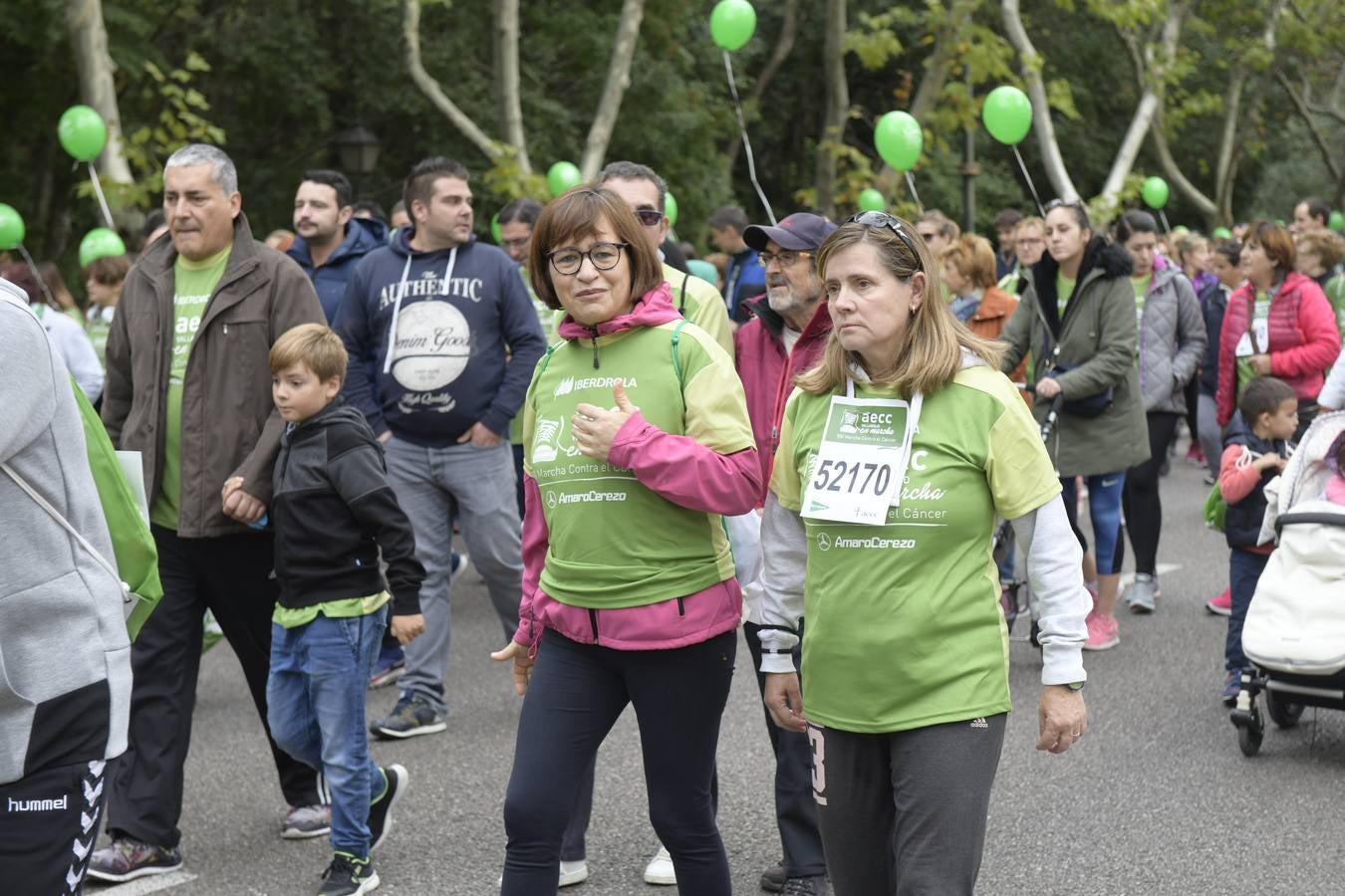 Participantes de la marcha contra el cáncer. 