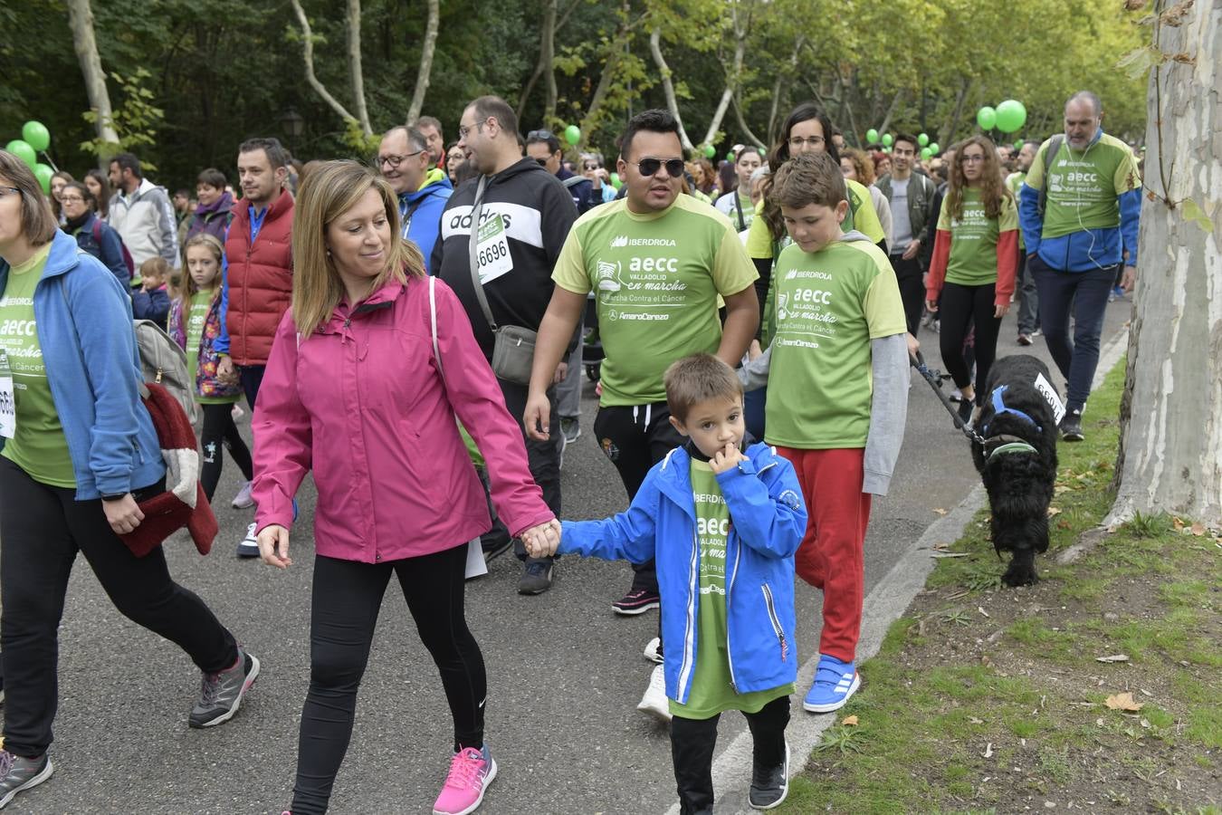 Participantes de la marcha contra el cáncer. 