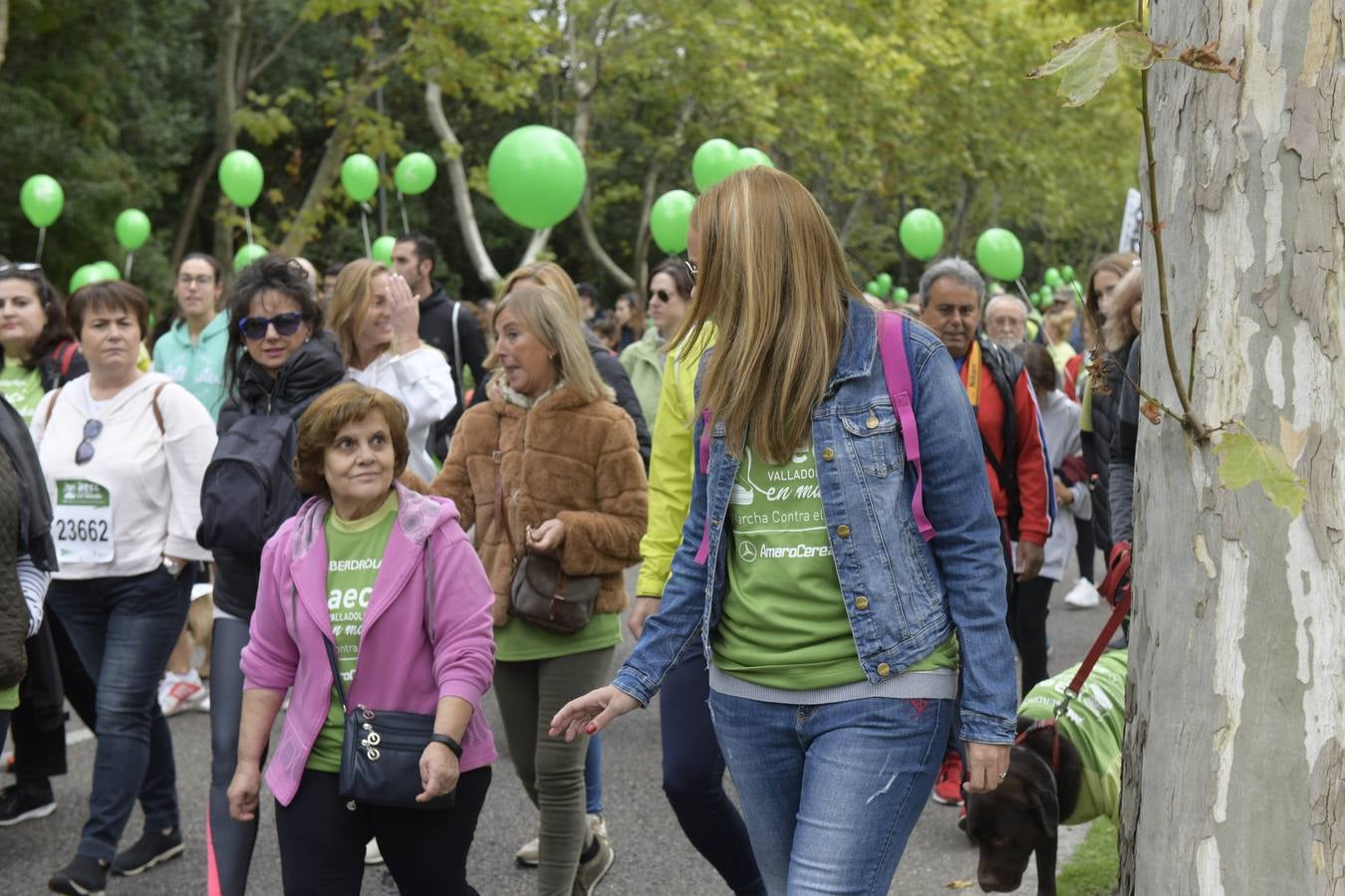 Participantes de la marcha contra el cáncer. 