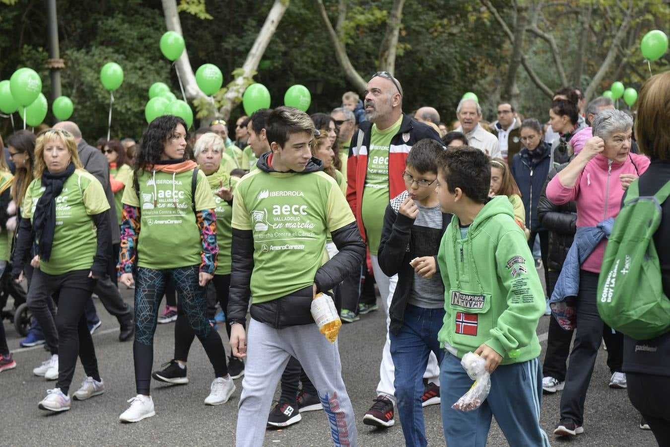 Participantes de la marcha contra el cáncer. 