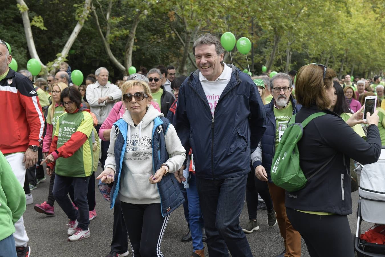 Participantes de la marcha contra el cáncer. 