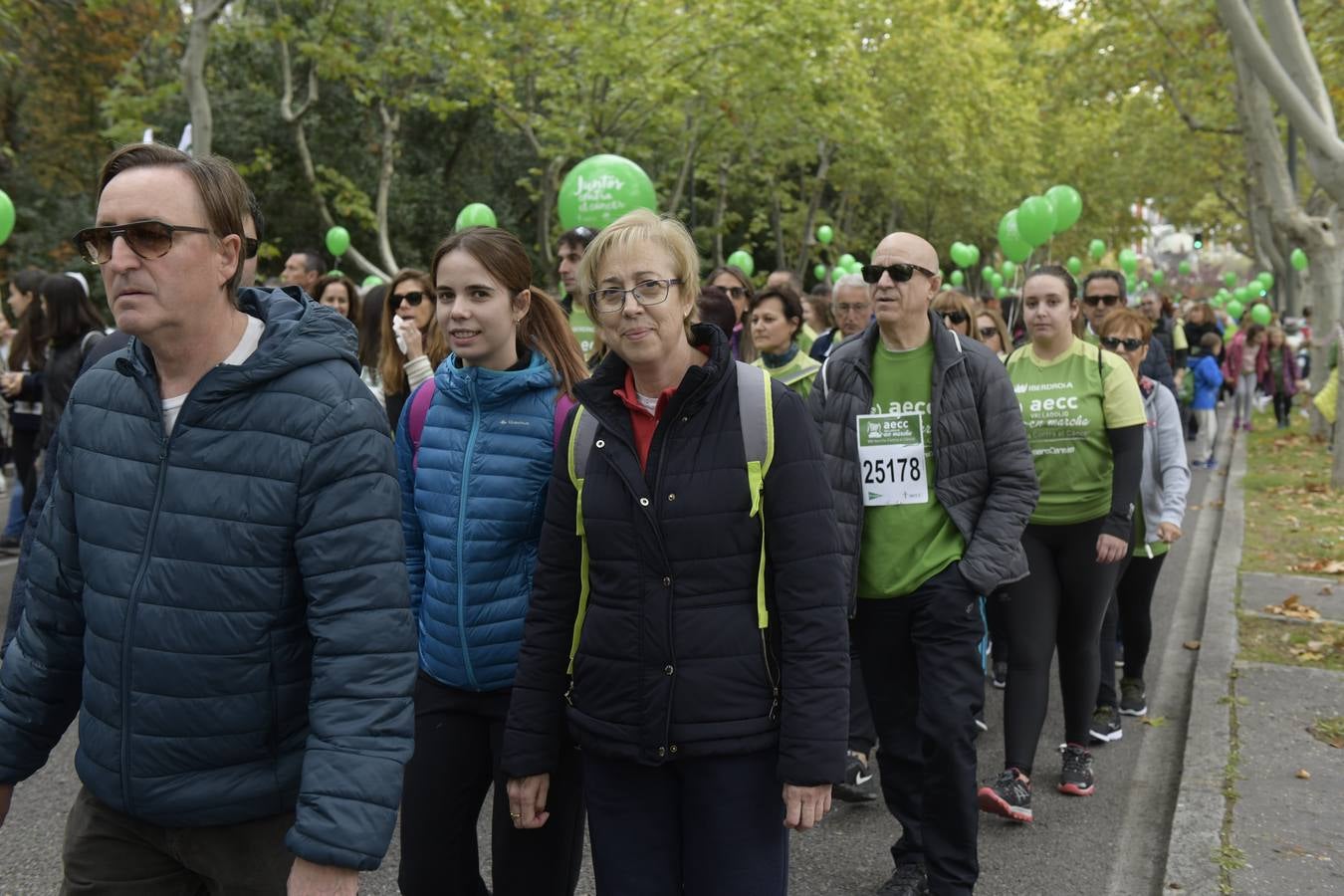 Participantes de la marcha contra el cáncer. 