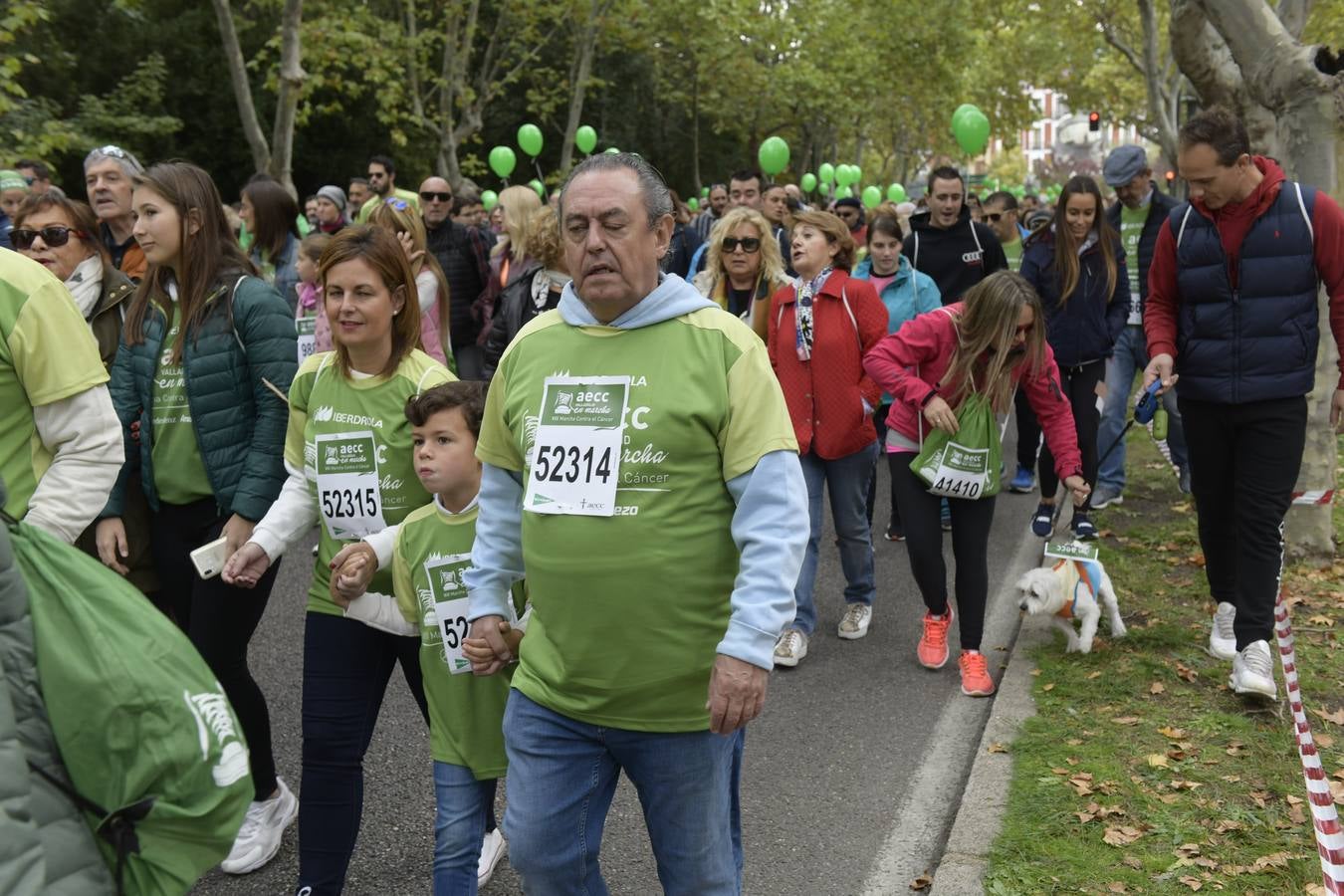 Participantes de la marcha contra el cáncer. 