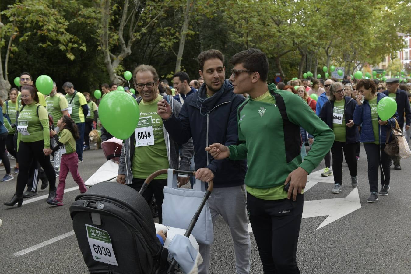 Participantes de la marcha contra el cáncer. 