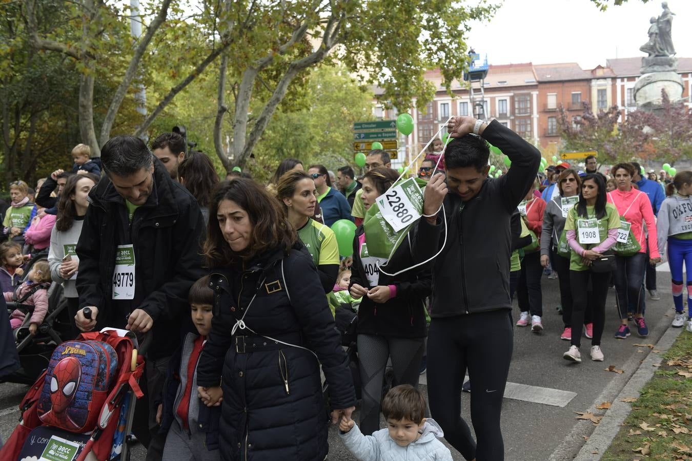 Participantes de la marcha contra el cáncer. 