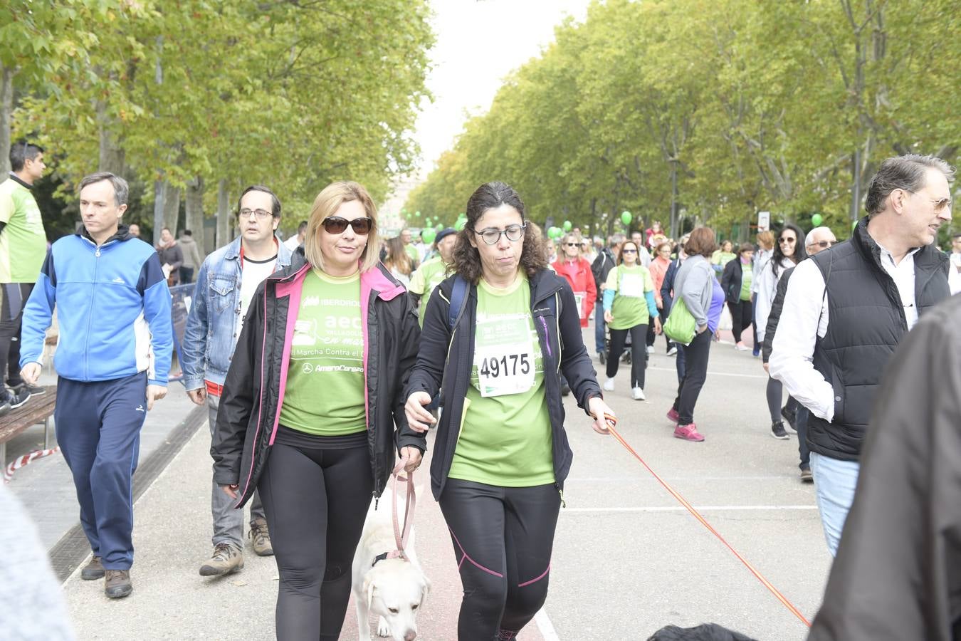 Participantes de la marcha contra el cáncer. 