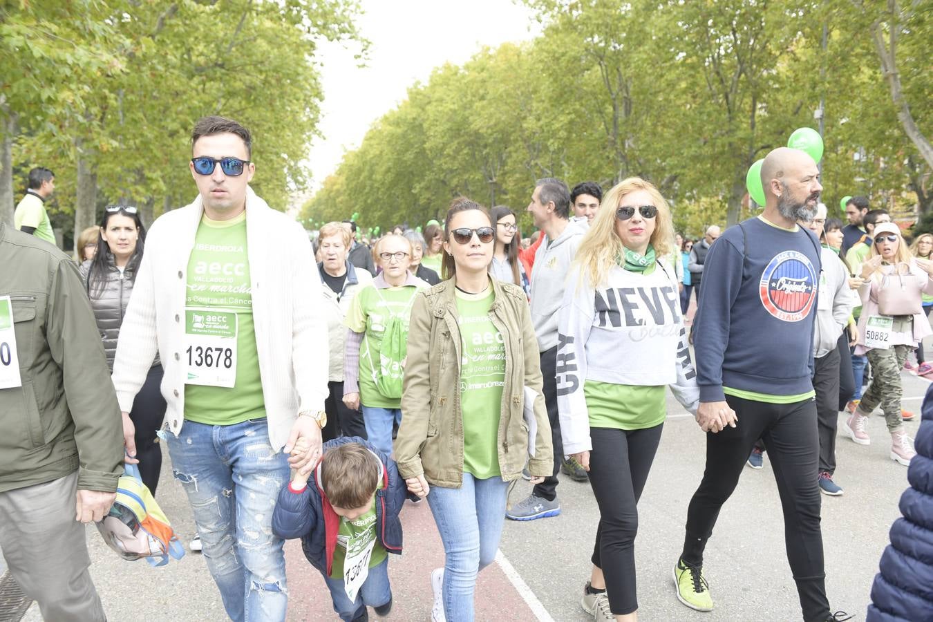 Participantes de la marcha contra el cáncer. 