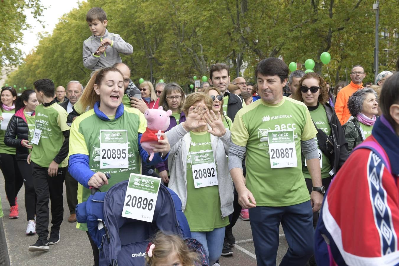 Participantes de la marcha contra el cáncer. 