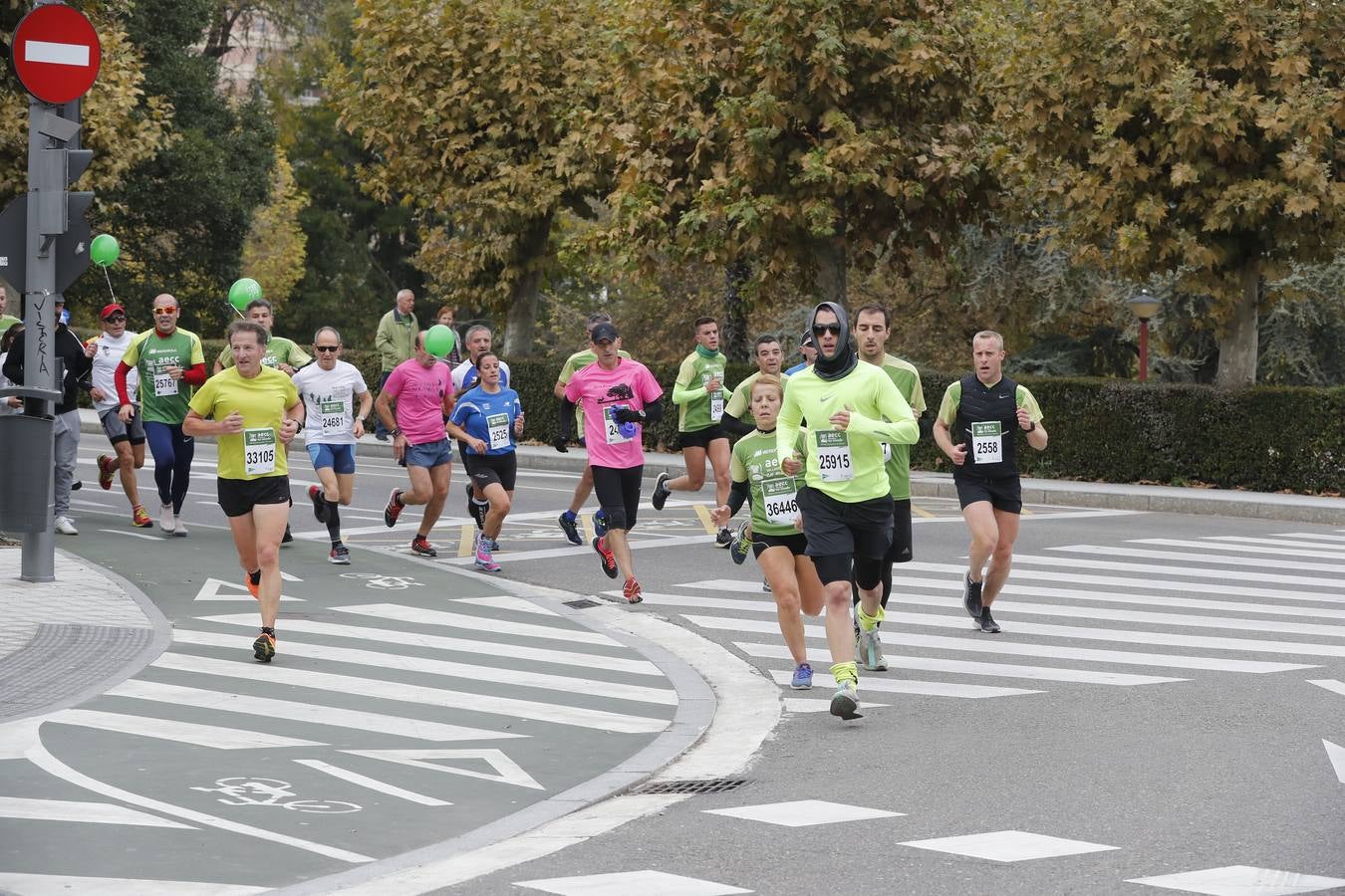 Participantes en la marcha contra el cáncer. 