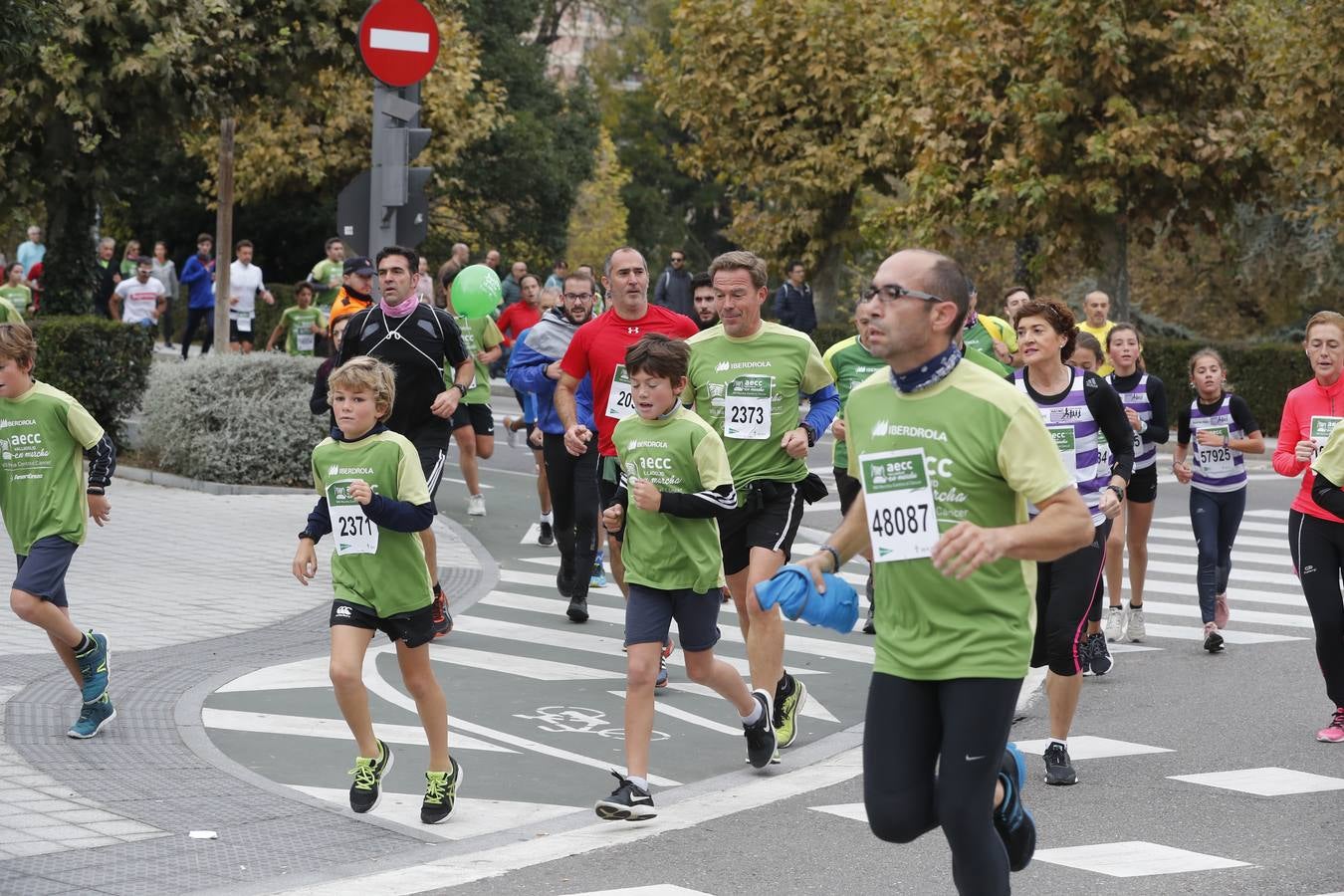 Participantes en la marcha contra el cáncer. 