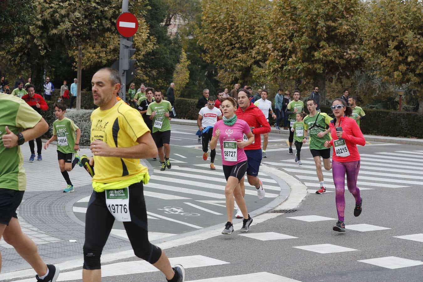 Participantes en la marcha contra el cáncer. 