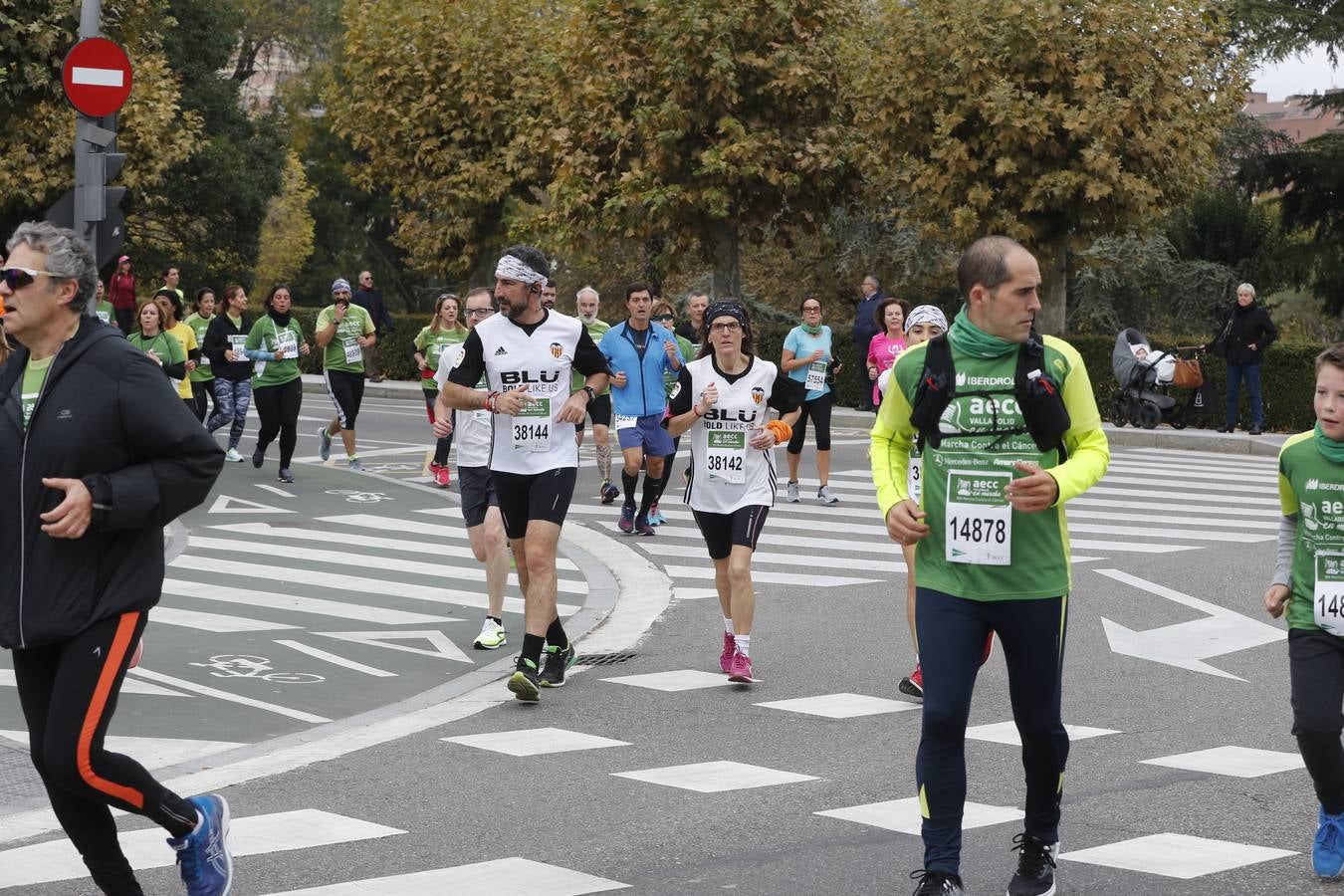 Participantes de la marcha contra el cáncer. 