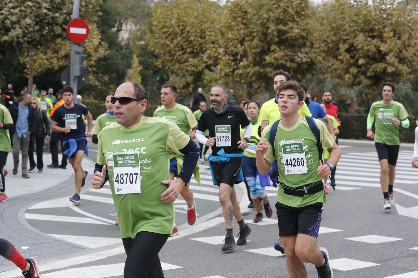 Participantes de la marcha contra el cáncer. 