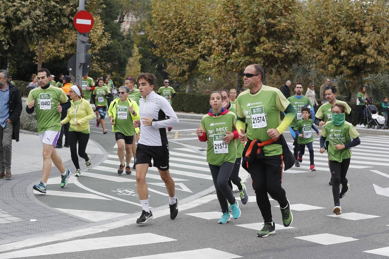 Participantes de la marcha contra el cáncer. 