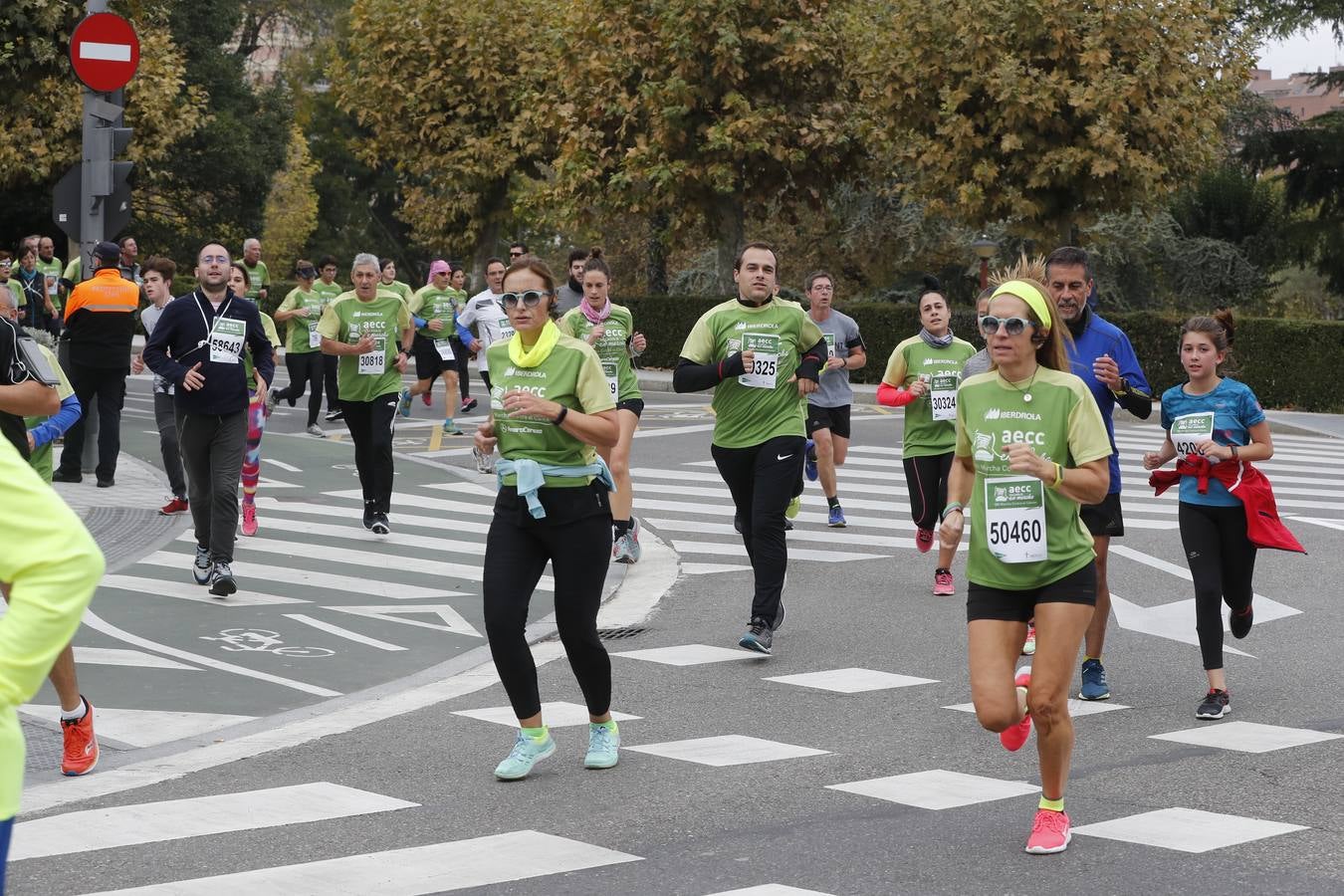 Participantes de la marcha contra el cáncer. 