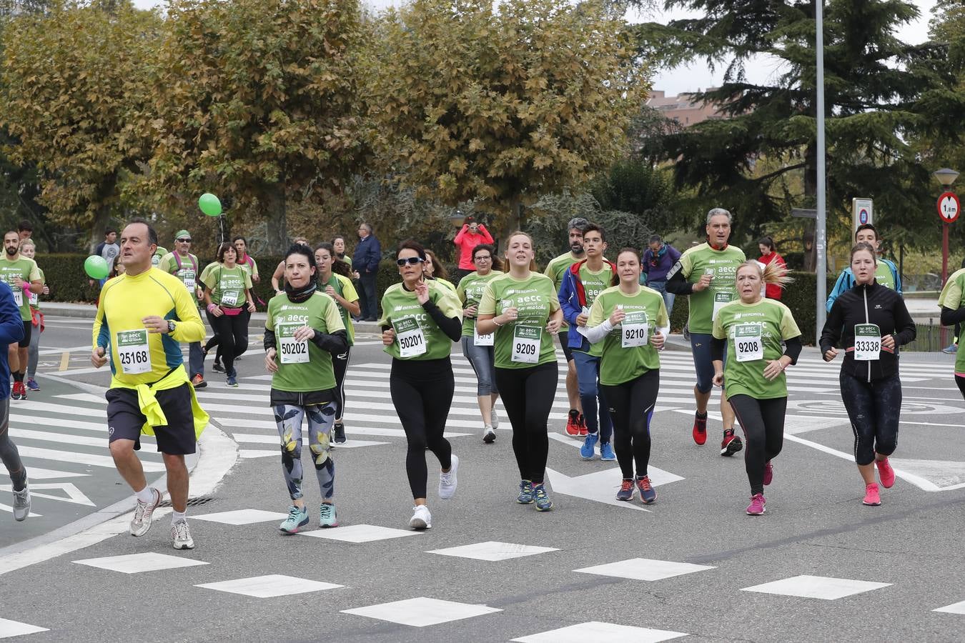 Participantes de la marcha contra el cáncer. 